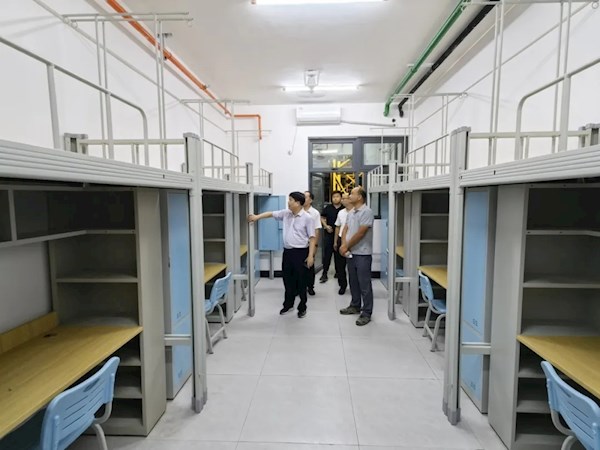校领导连夜检查新生宿舍 以“满格”责任心守护新生入学“安居线”